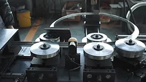ماكينة CNC لتشكيل شفة الزاوية الدائرية